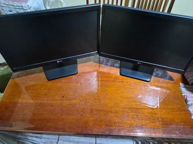 2Dois Monitores LG Flatron 19.5" (Modelo 20EN33)