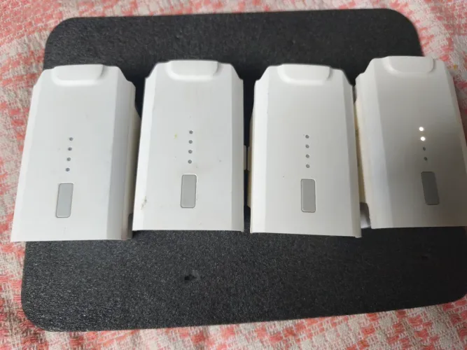 Quatro baterias para drone fimi x8 (estão danificadas)