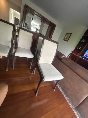 Cadeira de madeira no estado, precisa modernizar e reparar 