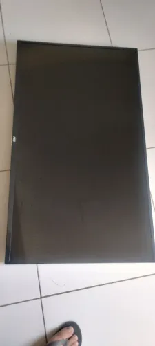 TV AOC de 43 polegadas com avarias nas imagens listas horizontal 
