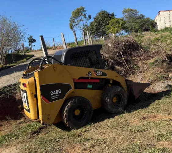 Minicarregadeira Caterpillar 246C ano 2012, com 7.200 horas, em SP