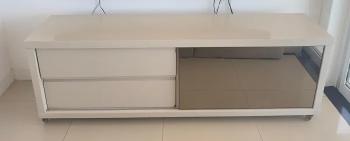 Rack para TV Branco com Espelho e Rodízios - Excelente Estado