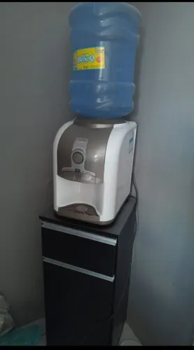 Bebedouro de água e móvel 