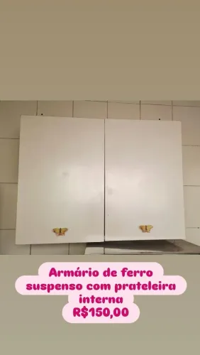 Armário de ferro suspenso com prateleira interna