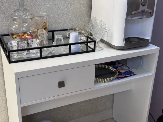 Mesas brancas com gaveta