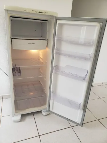 Geladeira electrolux cycle defrost 240L degelo prático uma porta branca RE31