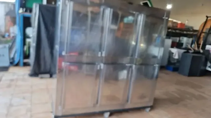 Cervejeira 6 portas de inox 1,90x2,04x0,81 m com rodinhas não está funcionando sem motor