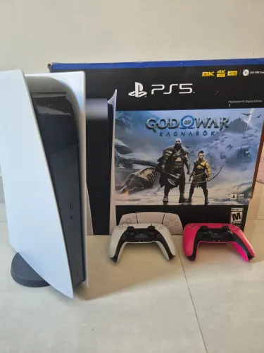 Ps5 versão digital, 856GB com dois controles e cabos. Seminovo sem detalhes.