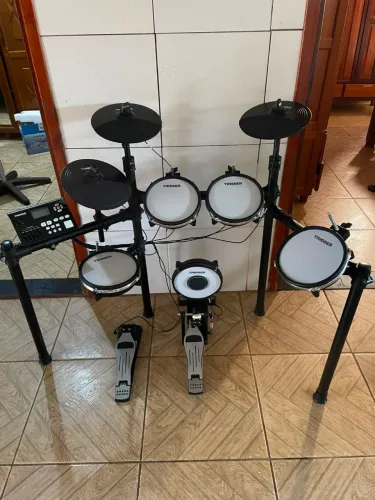 Bateria eletrônica trigger td600 acompanha fone, banco e baquetas.