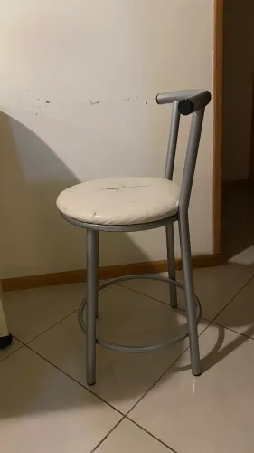 Mesa regulável e cadeiras