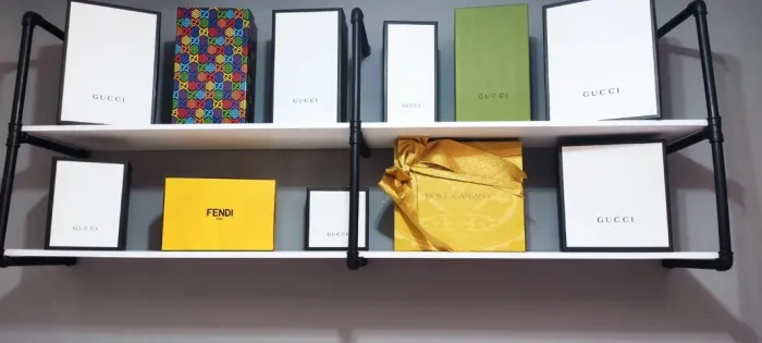 CAIXAS DE BOLSAS E SAPATOS DE GRIFE PRA DECORAÇÃO