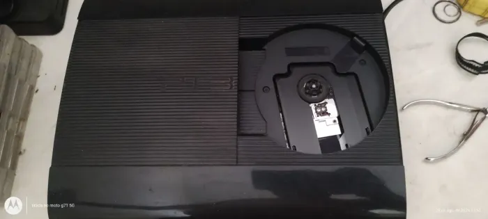 Vendo ps3 super slim.... Ele liga e desliga na mesmo momento só vai o aparelho.....