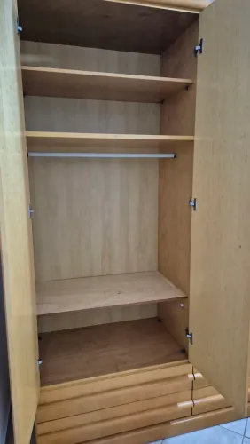 Vendo Guarda-roupa seis portas, seis gavetas, em ótimo estado. 