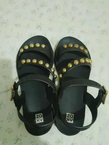 Vendo sandália preta com taxas, tamanho 36.