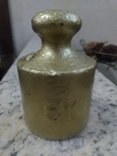 Antigo Peso Balança 5 Kg. Ferro Pintado em Dourado