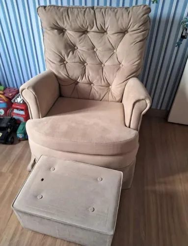 Poltrona de Amamentação com Banquinho 