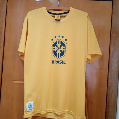 Camisa CBF produto oficial na cor amarela tamanho G.