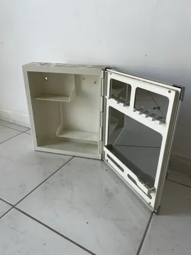 Armário de banheiro com espelho