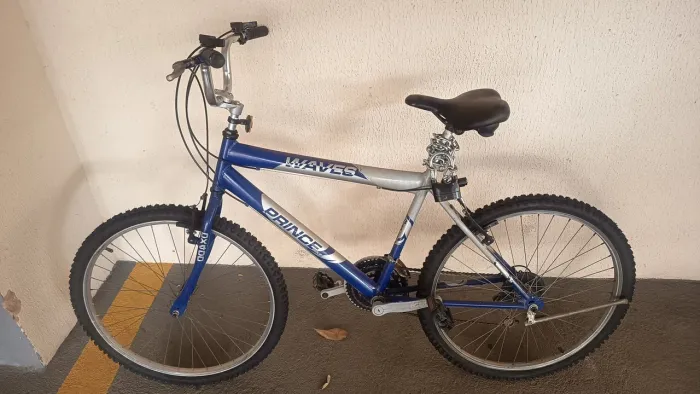 Vendo bicicleta bem conservada, pneu , banco , câmaras e guidão novo , vai grátis cadeado