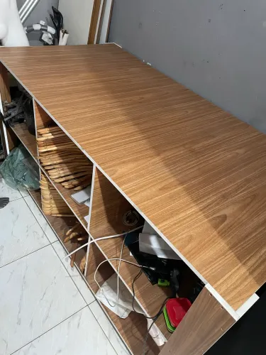 Mesa meio de loja com coméias