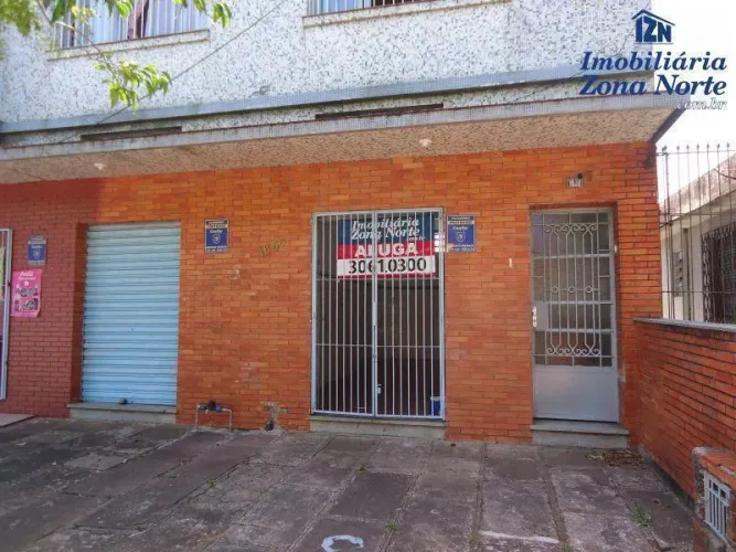 Loja com aprox. 36m², banheiro. Térreo, frente, piso cerâmico, cortina de metal. Localizaç