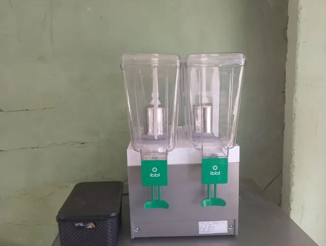Vendo uma refresquera dupla nova