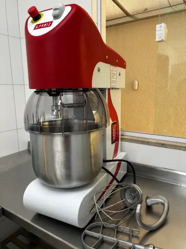 Batedeira planetária profissional/ industrial 12L