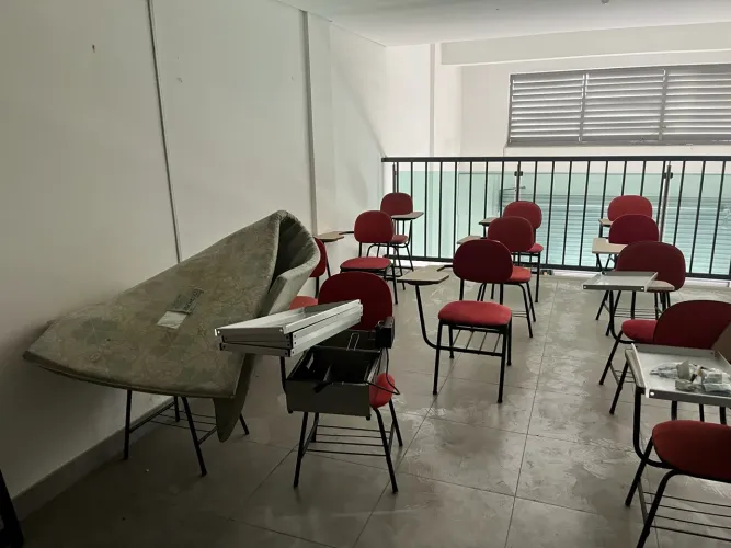 Cadeira escolar/ universitária com braço