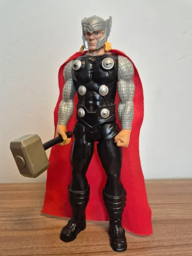 Boneco Original Hasbro Thor, 30cm, sem caixa original  (usado).