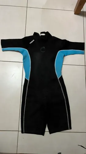 Roupa de surf infantil 