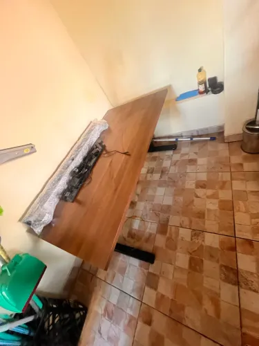 Mesa de escritório ergonômica  com regulagem , tomada