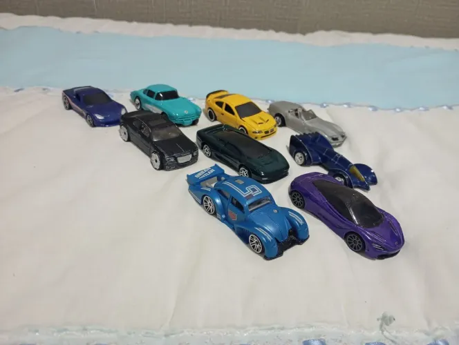 Carrinhos hot wheels e maisto
