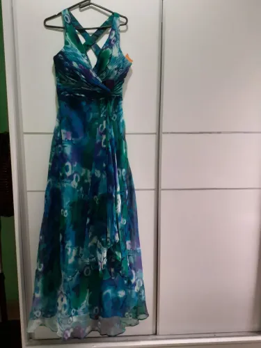 Vendo lindos vestidos. 