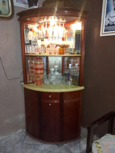 Vende se um barzinho todo na madeira com luzes espelhado para enfeitar sua sala ou copa  