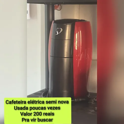 Cafeteira elétrica semi nova 
