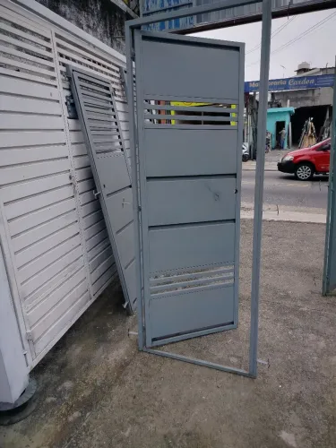 Porta social abertura para dentro lado esquerdo altura 220 largura 84,5