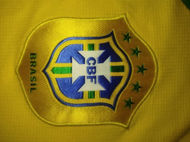 CAMISA SELEÇÃO BRASILEIRA CBF COPA 2006 ,MODELO GOLA PADRE /RETRÔ VINTAGE 
