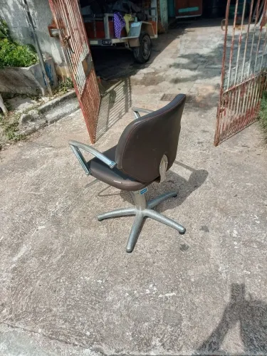 uma cadeira em otimo estado da marca rassan própria pra salao