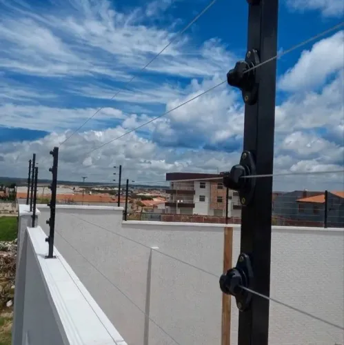Cerca elétrica industrial preta