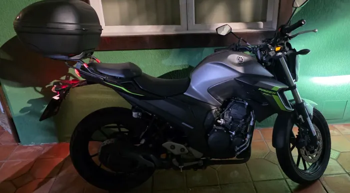 Fazer 250 ano 2023 modelo 2024 pouco rodada