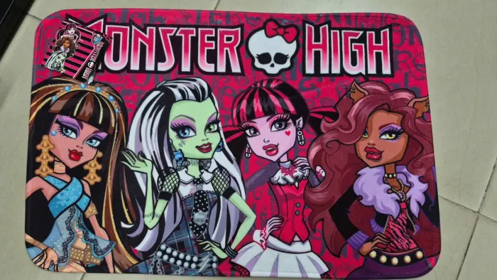 Tapete Monster High novo nunca usado 50x75cm