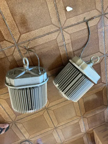 2 luminárias industriais pesadas Led ( não acendem)