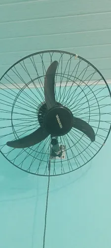 Ventilador grande de 3 pá funcionando perfeitamente