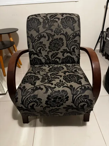 Poltrona em tecido com pequenos arranhados