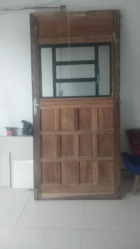 Porta de madeira , valor 800,00 para pegar no conjunto João sampio 1