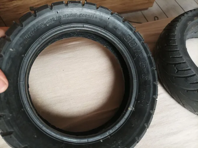 Pneus um pneu de 80/65-6 10x2.50 ou 10x2.5 de câmera de ar e outro pneu sólido 10x3.0