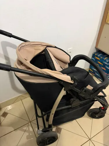 Carrinho de bebê. Pouco usado.