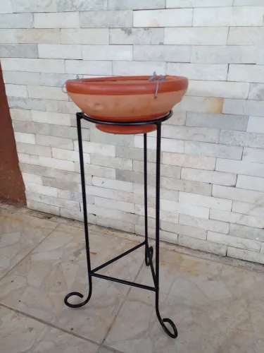 Suporte de ferro para vasos de plantas.