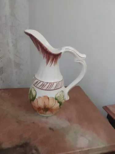 Jarra decorativa em porcelana