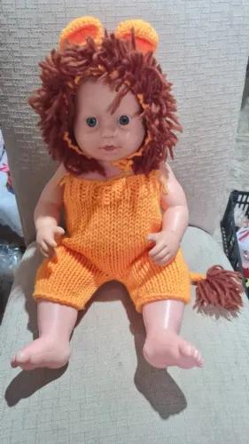 Bebê Miketa com fantasia em chochê de leãozinho